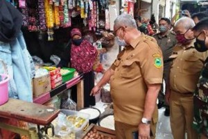 Bupati Kuningansaat memantau harga sembako jelang Natal dan Tahun Baru 2021.